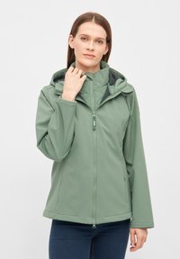 Zachte softshell jas in gedempt groen, met een capuchon, ritsluiting en lange mouwen met een gladde textuur. Minimalistisch ontwerp zonder patronen.