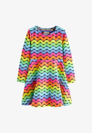 Farebná dlhá žena s dlhým rukávom, ktorá má vlnitý vzor v ružovej, oranžovej, zelenej, modrej a čiernej farbe, s okrúhlym výstrihom a rozšírenou sukňou.