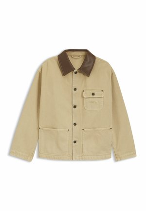 Veste beige à boutons avec col en cuir marron foncé, une poche poitrine boutonnée et deux grandes poches avant.
