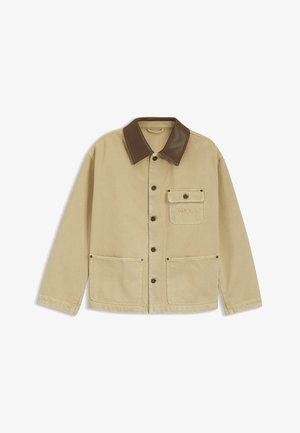 Veste beige à boutons avec col en cuir marron foncé, une poche poitrine boutonnée et deux grandes poches avant.
