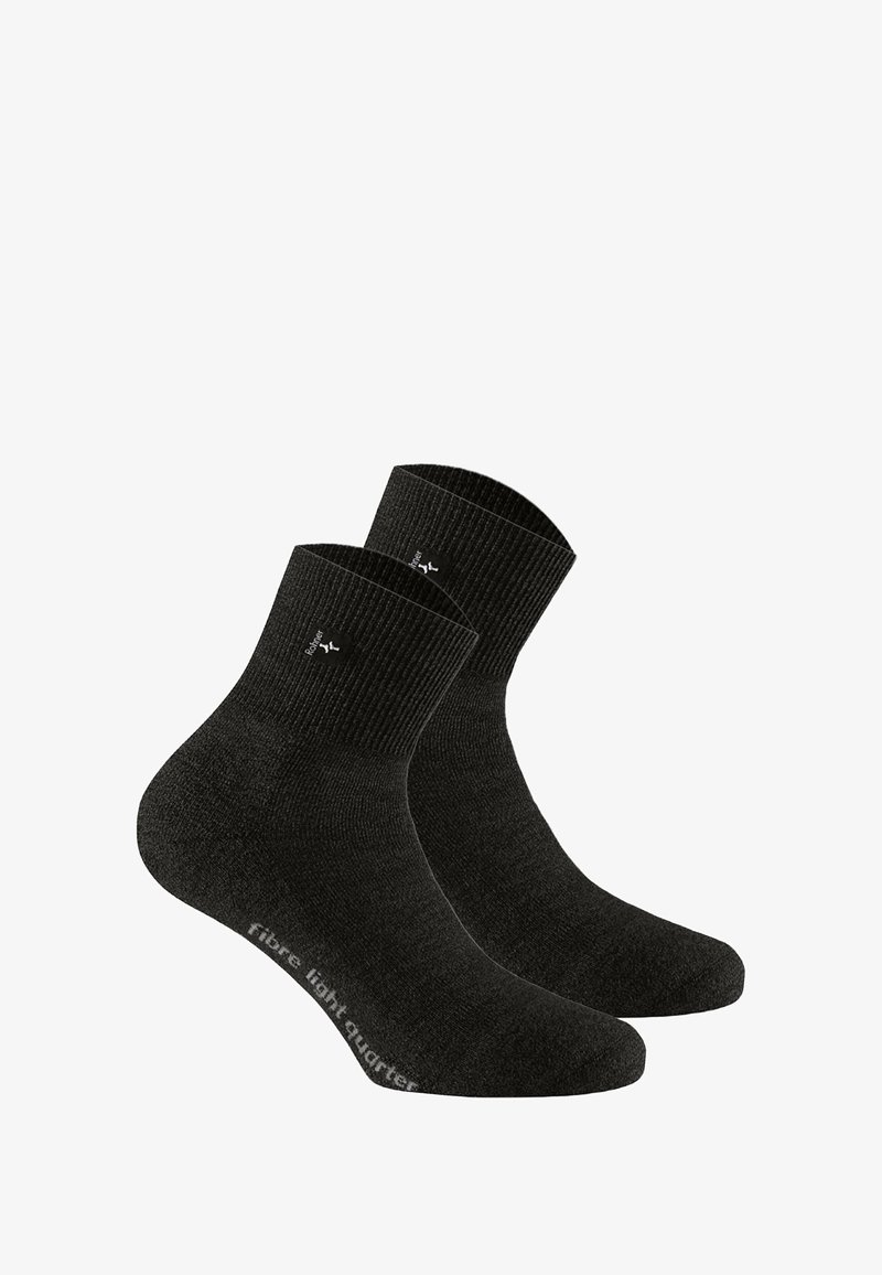 Calcetines negros hasta el tobillo, hechos de un material ligero con puños acanalados; cuentan con el texto "fibre light quarter" en el costado.