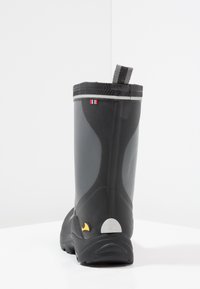 Botas de borracha pretas com uma superfície texturizada, acabamento cinza refletor, detalhe no salto e uma alça na parte superior. Apresenta detalhes em amarelo e vermelho.