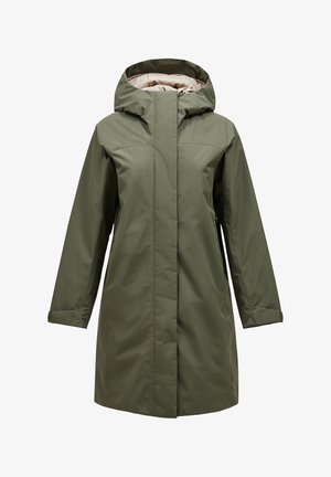 Giacca impermeabile verde oliva con cappuccio, maniche lunghe e taglio dritto. Presenta una chiusura a zip frontale e due tasche. L'interno è beige.