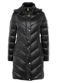 Svart lång pufferjacka med chevronsöm, frontdragkedja och knappar, hög krage och fast huva.