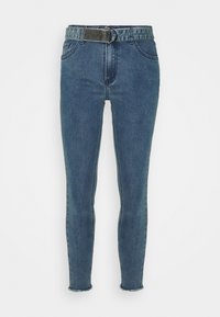 Blå denim skinny jeans med hög midja, utrustade med ett texturerat bälte, fem fickor och rå kant vid anklarna.
