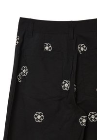 Schwarze Hosen mit gestickten weißen Blumenmustern, zwei Gesäßtaschen und einem klassischen Schnitt. Robustes Gewebe mit glatter Textur.
