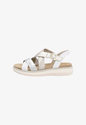Sandal met bandjes die een mix van metallic zilver en witte leer bevat, een gevoerde voetbed en een lichtgekleurde rubbersole met een gestructureerd patroon.