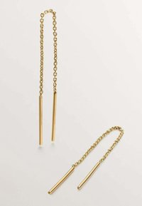 Pendientes de cadena en tono dorado que presentan dos barras verticales y delgadas. Las barras están pulidas con una superficie lisa, suspendidas por un intrincado diseño de cadena enlazada.
