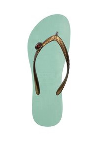 Brązowe klapki z teksturowaną miętową podeszwą, dekoracyjnym metalowym paskiem z czerwoną klejnotem. Prosty design, lekki materiał.