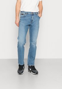 Wrangler TEXAS - Calças de ganga de perna direita - glaston blue