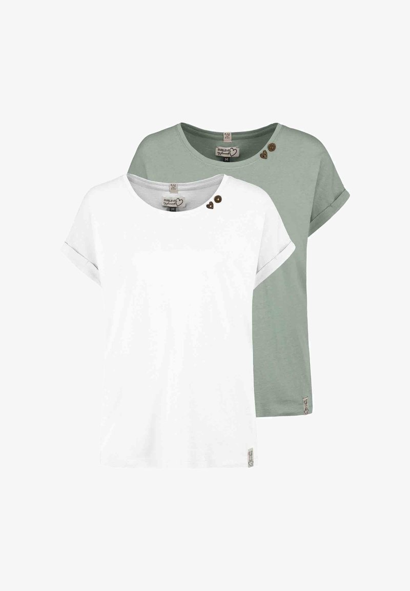 Zwei kurzärmlige T-Shirts, eines weiß und eines hellgrün, jeweils mit zwei dekorativen Holzknöpfen nahe dem Ausschnitt.