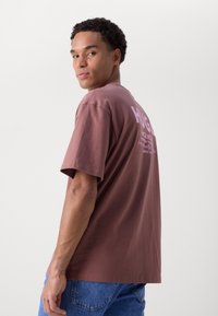 HUGO NALONO - Print T-shirt - medium brown