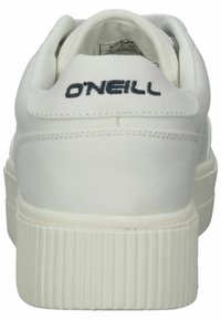 Białe płócienne sneakersy z fakturowaną białą gumową podeszwą. Posiadają haftowany wzór oraz logo "ONEILL" w ciemnoniebieskim kolorze na pięcie.