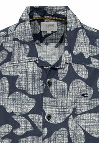 Kurzarmhemd aus navyfarbenem Stoff mit einem weißen abstrakten Blumenmuster, ausgestattet mit einem Kentkragen und Logo-Stickerei auf der Brust.
