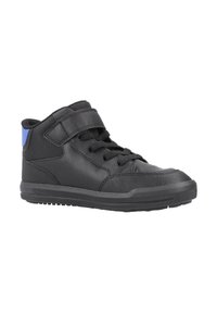 Zapatillas altas negras con parte superior de cuero suave, detalles texturizados, una correa de velcro y un detalle azul contrastante en el talón.