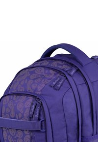 Lila Rucksack mit strukturiertem Design, mehreren Reißverschlusstaschen und einem Griff oben. Verfügt über einen dezenten gemusterten Stoff und gepolsterte Details.
