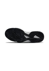 Suola di scarpa sportiva in bianco e nero caratterizzata da gomma testurizzata per un miglior grip, un motivo di trazione a zigzag e un marchio laterale.