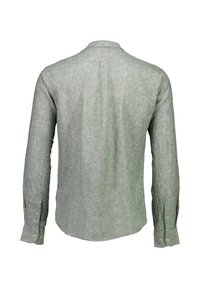 Camisa verde claro de manga larga hecha de tejido texturizado, con cuello y puños abotonados, y un único pliegue en la espalda.