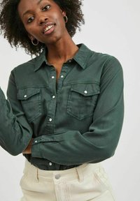 VILA VIBISTA SU-NOOS - Button-down blouse - darkest spruce