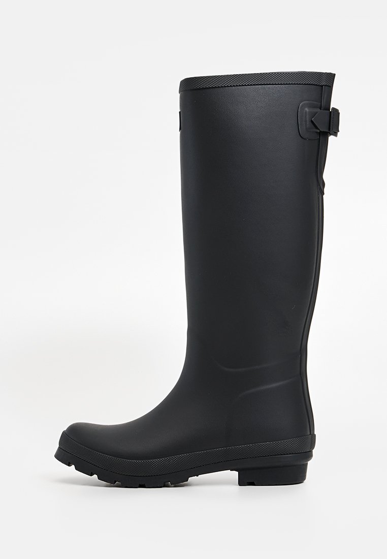 Schwarzer Gummiregenstiefel mit geradem Schaft und strukturiertem Boden. Mit einer Schnalle an der Seite für eine verstellbare Passform. Strapazierfähig und wasserdicht.