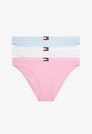 Tres bragas de estilo bikini para mujer en azul pastel, blanco y rosa, cada una con una pequeña etiqueta con logo en negro, rojo y blanco en la cintura.