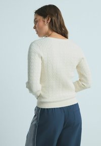 Next REGULAR FIT CABLE  - Svetrík - cream