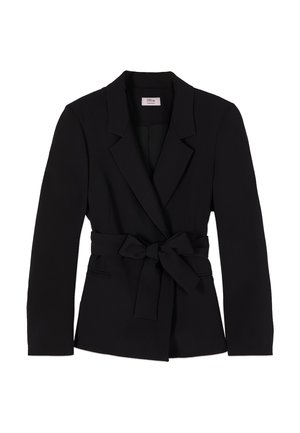 Blazer nero su misura con collo a revers, maniche lunghe e cintura in tessuto annodata in vita, mostrato su sfondo bianco.