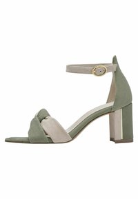 Groene en beige two-tone suede sandaal met een blokhak, geknoopt frontontwerp en een verstelbare enkelband met een gouden gespaccent.