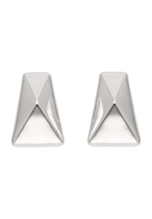 To polerede sølvøreringe i geometrisk trapezform med facetslebne overflader på en hvid baggrund.