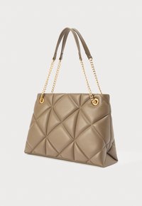 Καφέ καπιτονέ δερμάτινη τσάντα χειρός με δομημένο σχήμα, που διαθέτει διακοσμητικά χρυσού τόνε αλυσίδας και διπλές επίπεδες λαβές.