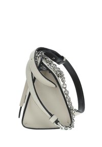 Borsa a forma triangolare in materiale testurizzato beige con accenti neri, dotata di una tracolla in catena argentata e di un ampio manico per la spalla.