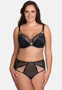 Conjunto de lencería negra que incluye un sujetador con encaje y paneles translucidos, combinado con braguitas de tiro alto decoradas con detalles de encaje.