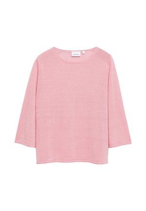 Miękki różowy długi sweter z okrągłym dekoltem, lekko luźny fason i subtelne detale szwów na białym tle.