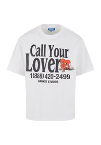Balta medvilninė marškinėlė su juodu tekstu „Call Your Lover“, raudonu širdies grafiką ir telefono iliustracija. Atsitiktinis siluetas, trumpomis rankovėmis, kasdieniškas dizainas.