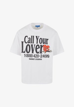 Biała bawełniana koszulka z napisem "Call Your Lover" w czerni, grafiką czerwonego serca i telefonu. Luźny krój, krótkie rękawy, casualowy design.