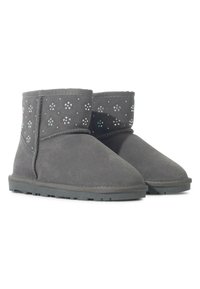 Stivaletti alla caviglia in suede grigio con motivi decorativi di borchie sugli stivali, punta rotonda e suola in gomma piatta. Texture morbida e design di altezza media.