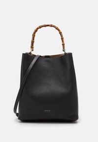 Borsa a secchiello in pelle nera con finitura texturizzata, manico in stile bambù e tracolla regolabile. Logo argento sul davanti.