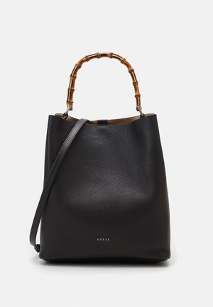 Schwarze Ledertasche im Eimer-Stil mit strukturiertem Finish, einem Handgriff im Bambus-Stil und einem verstellbaren Schultergurt. Logo in Silber auf der Vorderseite.
