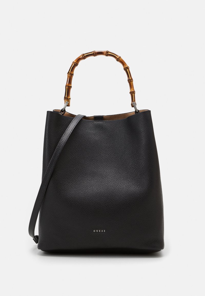 Borsa a secchiello in pelle nera con finitura texturizzata, manico in stile bambù e tracolla regolabile. Logo argento sul davanti.