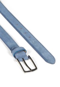 Blå semsket belte med en glatt tekstur, sølvfarget metallspenne og hull for justering; har en løkker til å holde beltet på plass nær spennen.