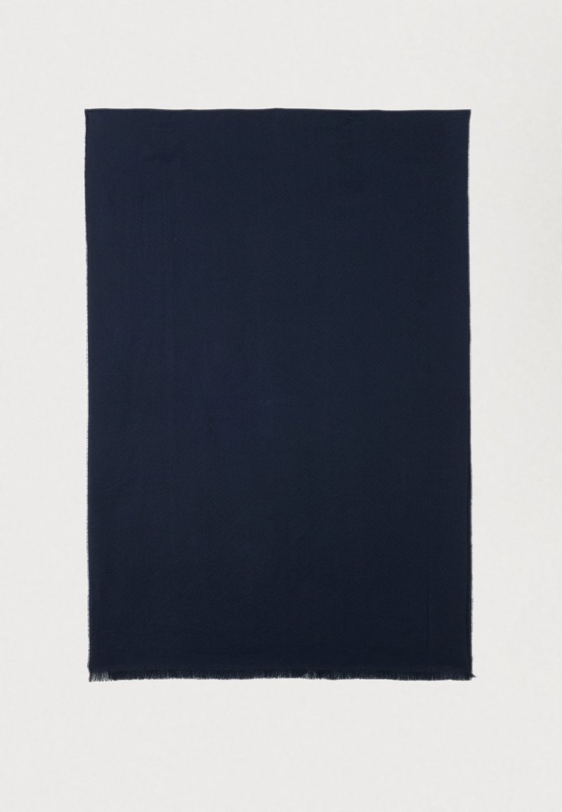 Tengerészkék, téglalap alakú sál, sima tapintású és rojtos élű, puha anyagból készült, alkalmas rétegezésre vagy körbetekercselésre.