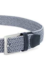 Tkaniany pasek w kolorze granatowym i białym z plecionym wzorem. Posiada srebrną metalową klamrę oraz czarny skórzany akcent z wytłoczonym logo.