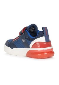 Baskets pour enfants bleues et rouges avec une tige en mesh, un col rembourré, une sangle velcro ajustable et une semelle à coussin d'air rouge brillante.