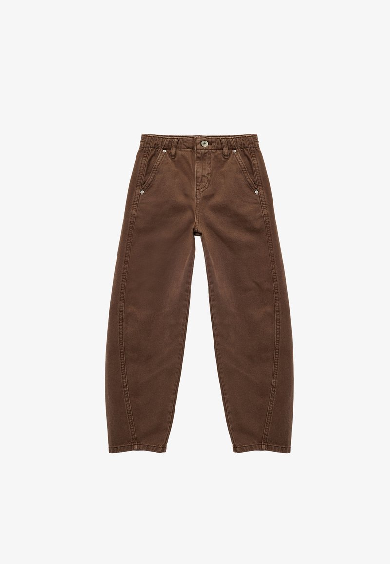 Braune, hoch taillierte, lässig geschnittene Jeans mit zwei Vorderaschen, einem Knopfverschluss und sichtbaren Nähten entlang der Seiten.