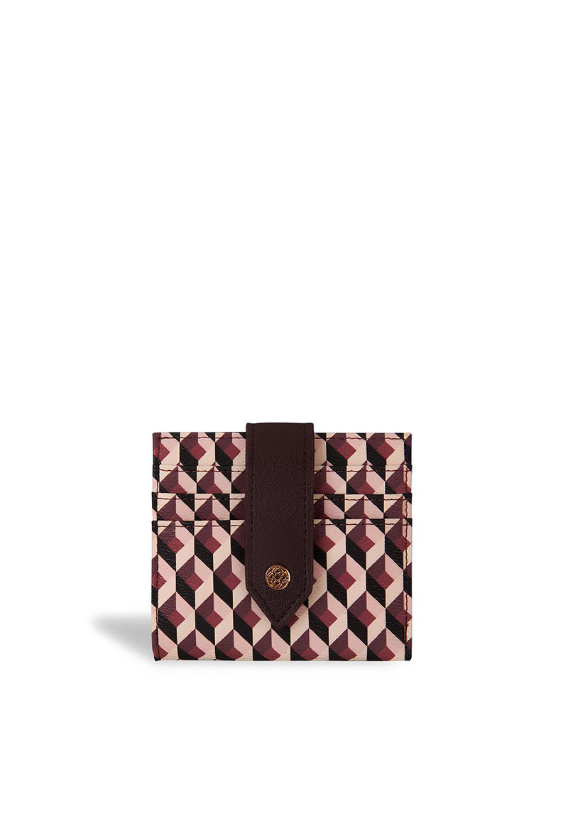 Kompaktowy portfel z geometrycznym wzorem w odcieniach różowego, czarnego i burgundowego, z ciemnobrązowym skórzanym paskiem i okrągłym złotym zapięciem.