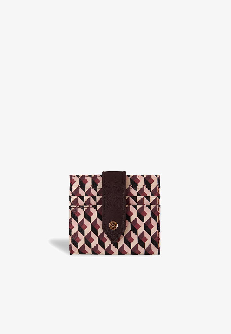 Kompaktowy portfel z geometrycznym wzorem w odcieniach różowego, czarnego i burgundowego, z ciemnobrązowym skórzanym paskiem i okrągłym złotym zapięciem.