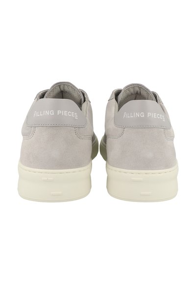 Graue Wildleder-Sneaker mit weißen Sohlen, von hinten gesehen, mit dem „Filling Pieces“-Logo auf grauen Fersenschlaufen.