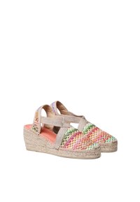Espadrilové wedge sandály s tkaným multicolor svrškem, béžovými elastickými pásky a přírodní jute podrážkou. Měkká růžová stélka poskytuje kontrast.