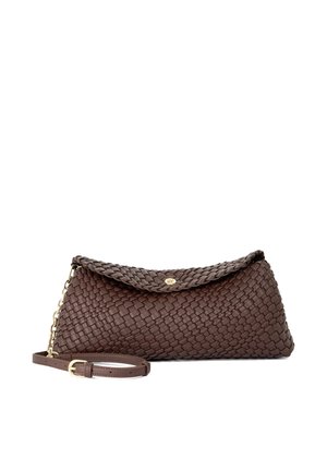 Pochette en cuir tressé marron avec rabat et bouton doré, avec bandoulière amovible avec chaîne dorée et boucle sur fond blanc.