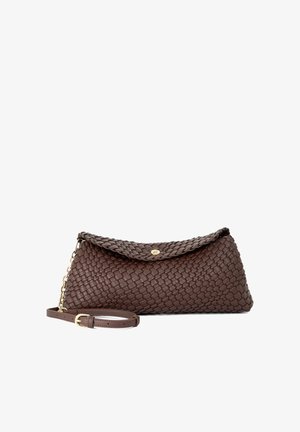 Bruine geweven leren clutch met klep en gouden knoop, met afneembare schouderriem met gouden ketting en gesp op witte achtergrond.